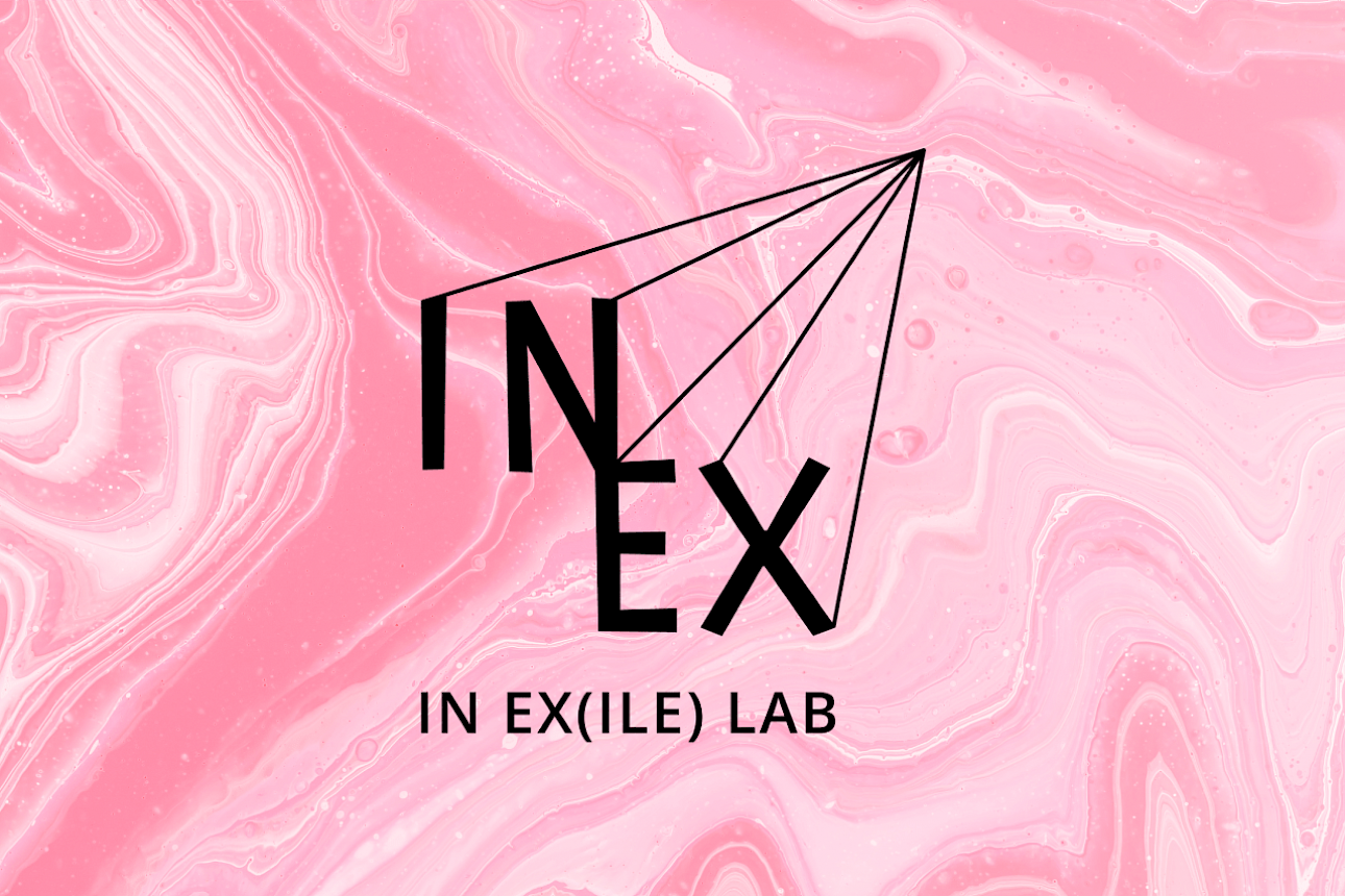 ALKANARA - Logotipo do In Ex(ile) Lab sobre fundo rosa - ©